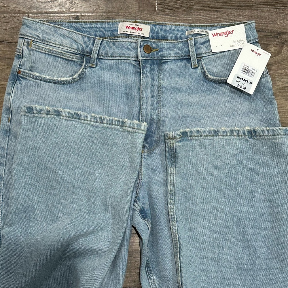 Wrangler Women’s High-Rise Bootcut Jeans
Size: 14 / 32x32 - Picture 13 of 14